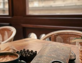 Buch auf Tisch Kaffee