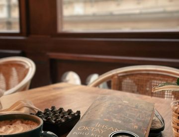 Buch auf Tisch Kaffee
