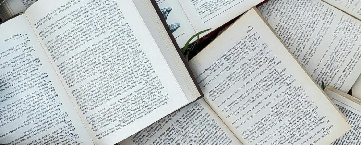Bücher offen Vogelperspektive