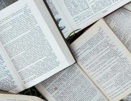 Bücher offen Vogelperspektive