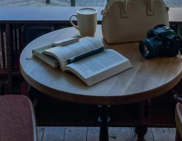Kaffee Buch Tasche Kamera Ausblick Taxi