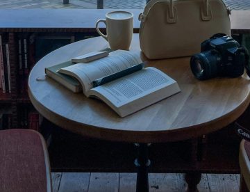 Kaffee Buch Tasche Kamera Ausblick Taxi