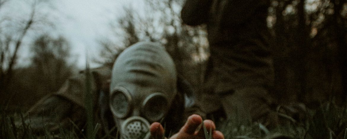 Stalker Gasmaske Wald