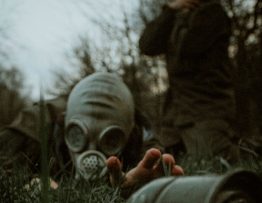 Stalker Gasmaske Wald