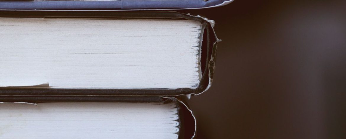 Stapel gebundener Bücher