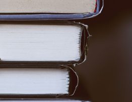 Stapel gebundener Bücher