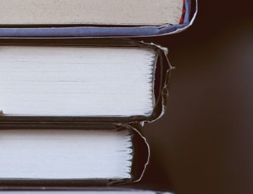Stapel gebundener Bücher